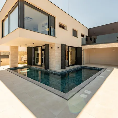 Weiss Villa Vir